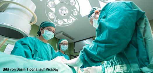 Bild: Bei einer operativen Brustvergrößerung sollte der Facharzt möglichst präzise und behutsam vorgehen. Bild: Bei einer operativen Brustvergrößerung sollte der Facharzt möglichst präzise und behutsam vorgehen.